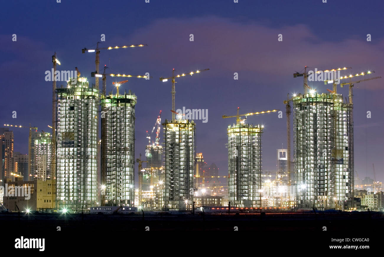 Dubai sito di costruzione del nuovo quartiere di downtown nella luce della sera, parte posteriore di centro della torre Burj Dubai in costruzione Foto Stock