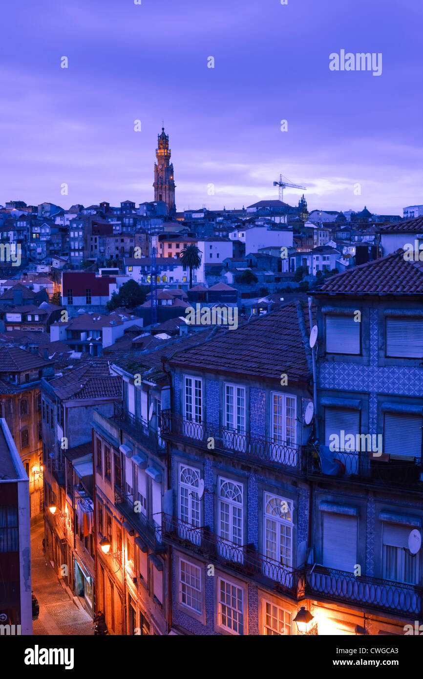 Panoramica di Torre dos Clerigos Porto Portogallo al crepuscolo Foto Stock