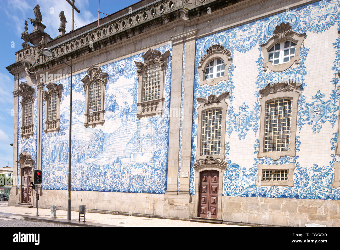 Tradizionale (azulejos piastrelle blu) al di fuori della chiesa Igreja do Carmo Rua do Carmo Porto Portogallo Foto Stock