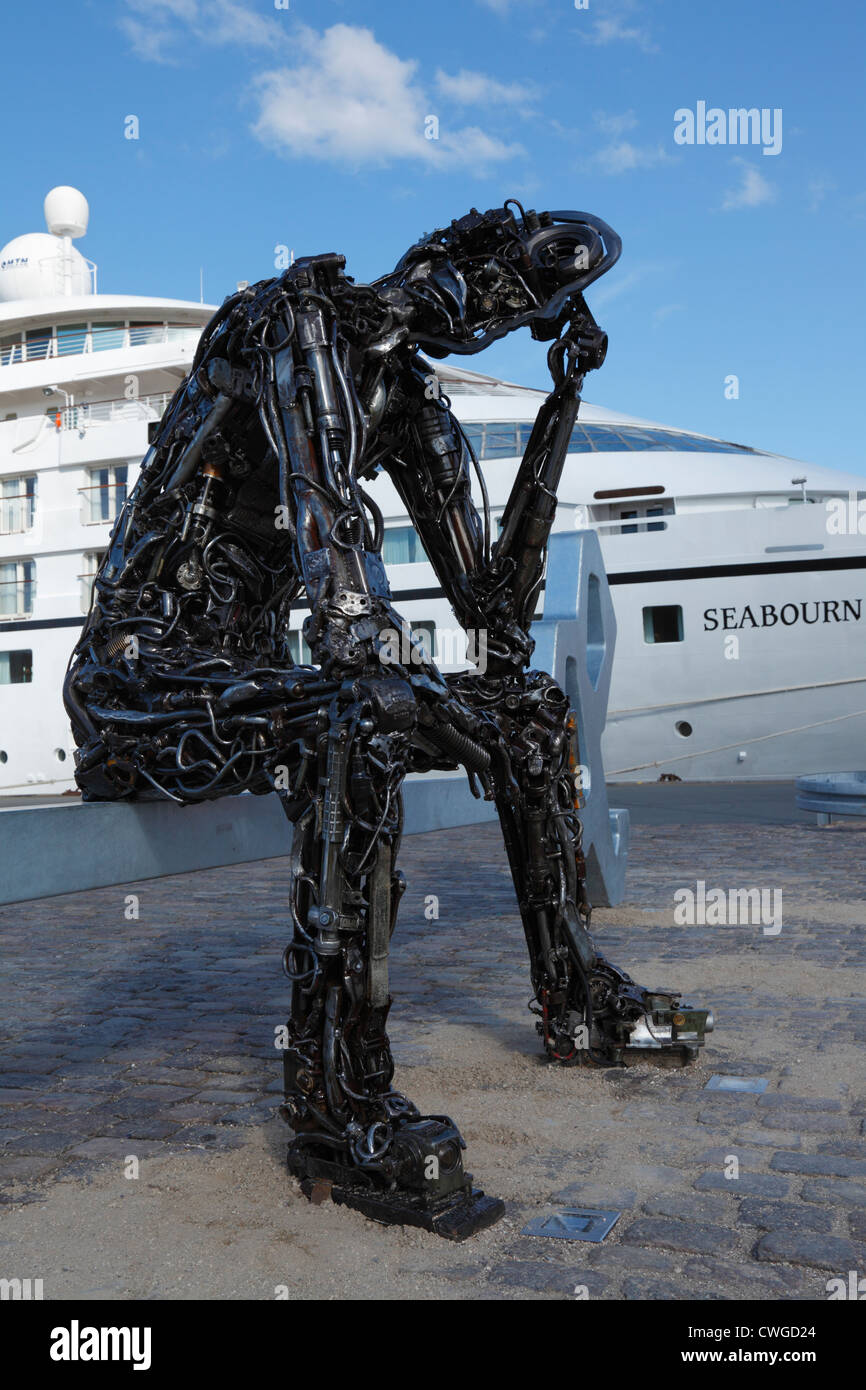 La controversa nuova scultura permanente "Zinkglobal, la chiave per il futuro' a Nordre Toldbod nel porto di Copenhagen, Danimarca Foto Stock