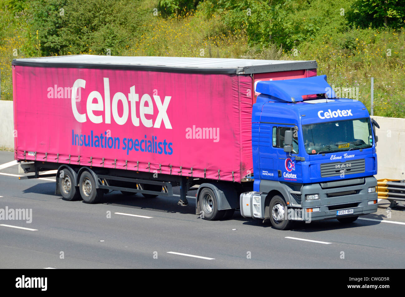 Celotex isolamento fornisce l'azienda articolata la consegna dei mezzi pesanti autocarro autocarro e rimorchio articolato percorrendo l autostrada M25, Essex England Regno Unito Foto Stock