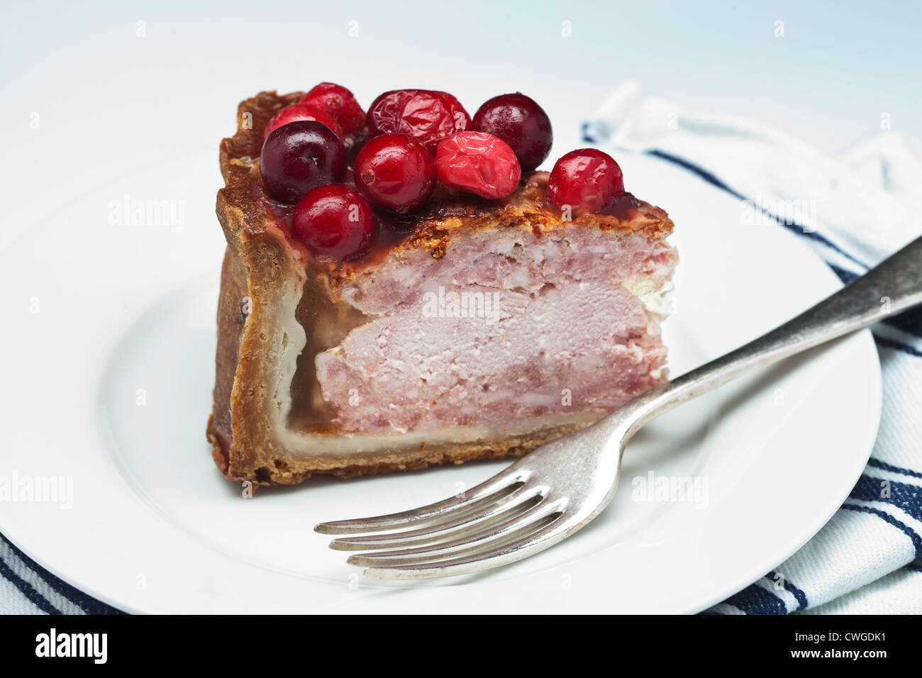 Una fetta di Turchia e pasticcio di maiale con mirtilli rossi Foto Stock