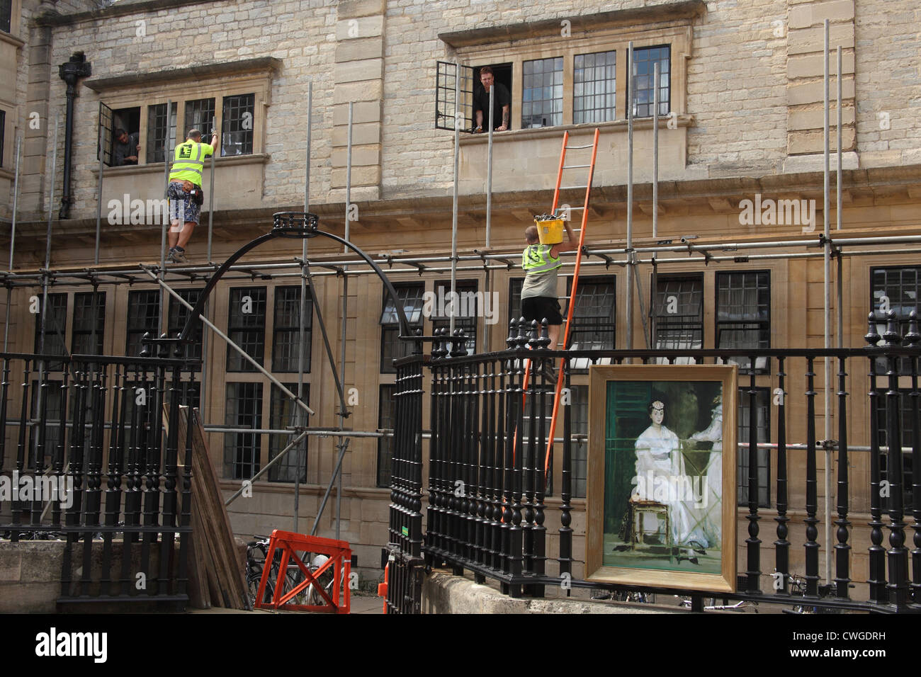 Operai che lavorano sul ponteggio di un edificio di Oxford. Foto Stock