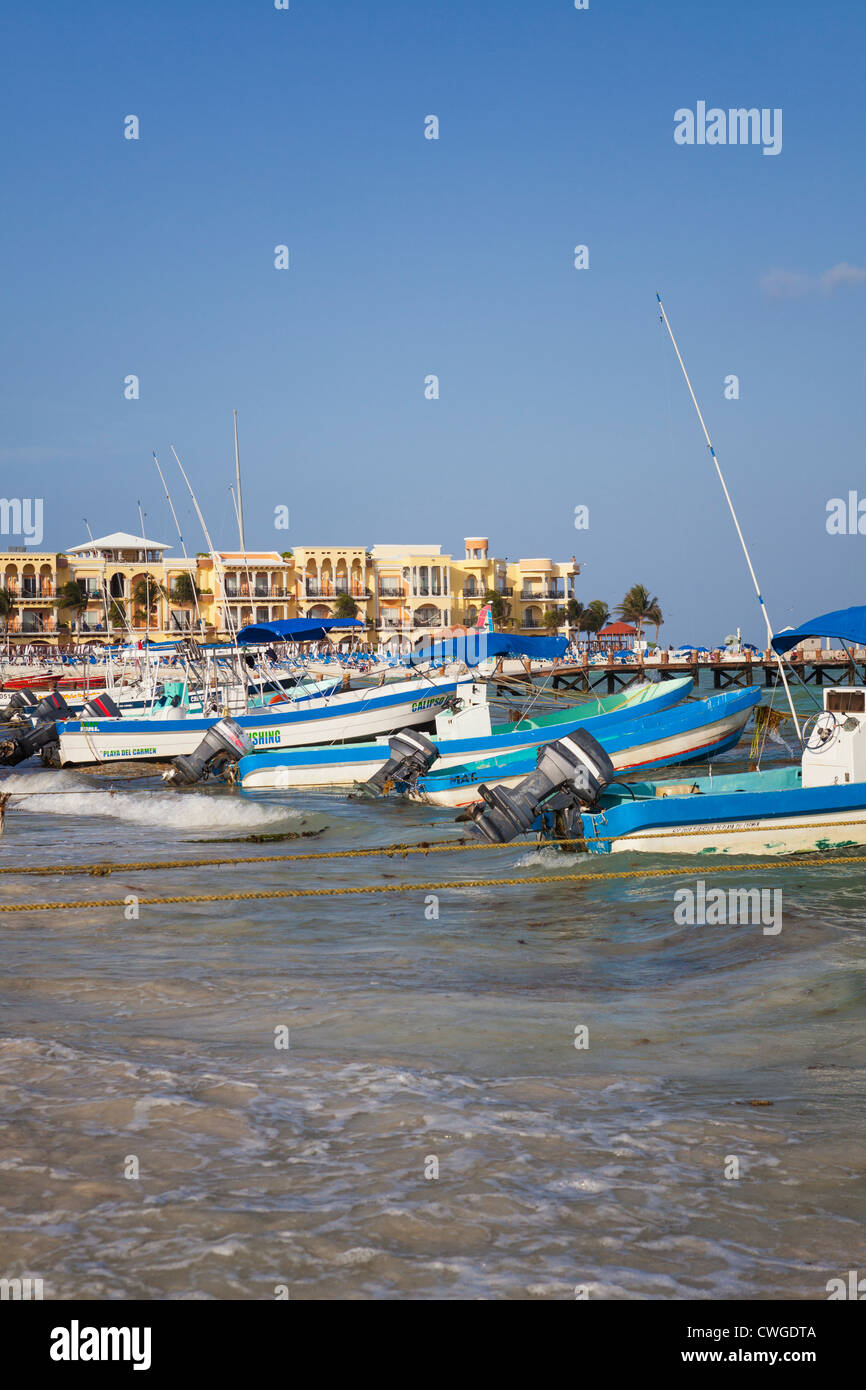 Barche ancorate alla spiaggia, Playa del Carmen, la penisola dello Yucatan, Quintana Roo, Messico Foto Stock