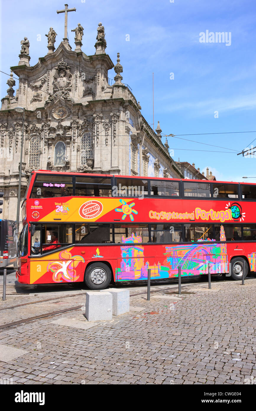 Autobus turistico fuori Igreja do Carmo e Igreja dos Carmelitas Rua do Carmo Porto Portogallo Foto Stock