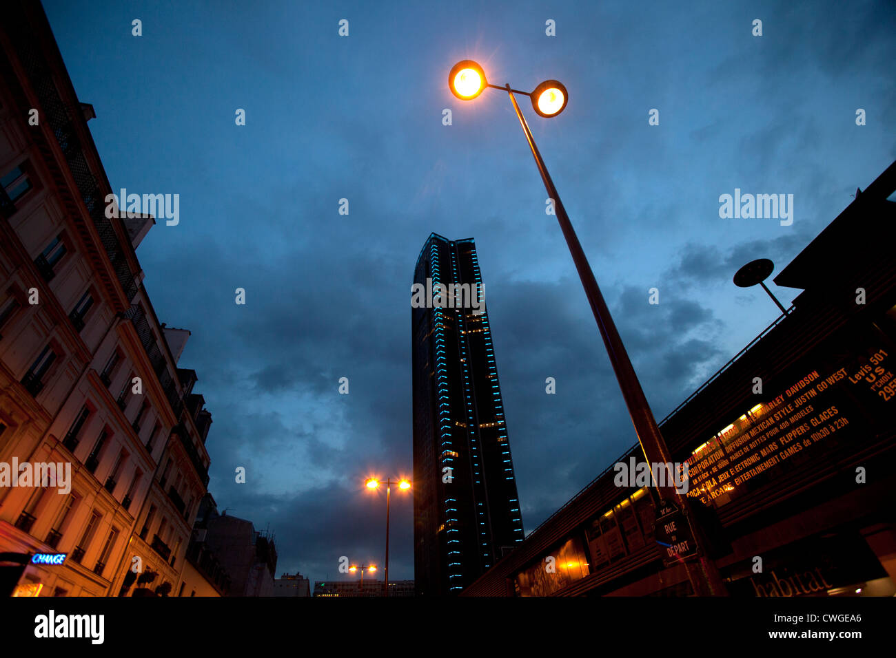 La torre di Montparnasse, Parigi di notte Foto Stock