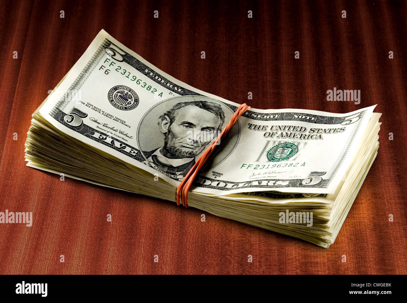 Berlino, un fascio di fatture del dollaro su una tavola di legno Foto Stock