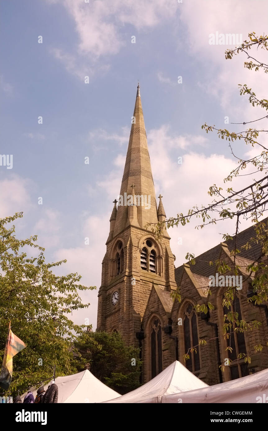 Guglia di Christchurch in Grove a Ilkley quando il cibo annuale festival si svolge nel mese di agosto Foto Stock