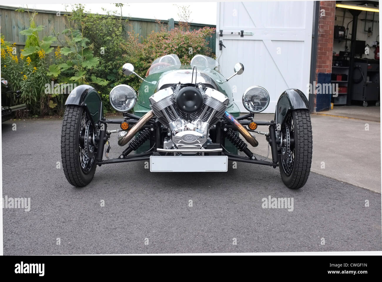 Morgan 3 wheeler auto al di fuori di una Morgan garage - Ledgerwoods, di Winterton, Lincolnshire Foto Stock Morgan 3 wheeler auto al di fuori di una Morgan garage - Ledgerwoods, di Winterton, Lincolnshire Foto Stock