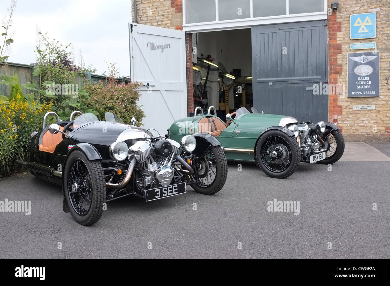 Morgan 3 wheeler auto al di fuori del Phil Ledgerwood's garage - Ledgerwoods, di Winterton, Lincolnshire Foto Stock Morgan 3 wheeler auto al di fuori del Phil Ledgerwood's garage - Ledgerwoods, di Winterton, Lincolnshire Foto Stock