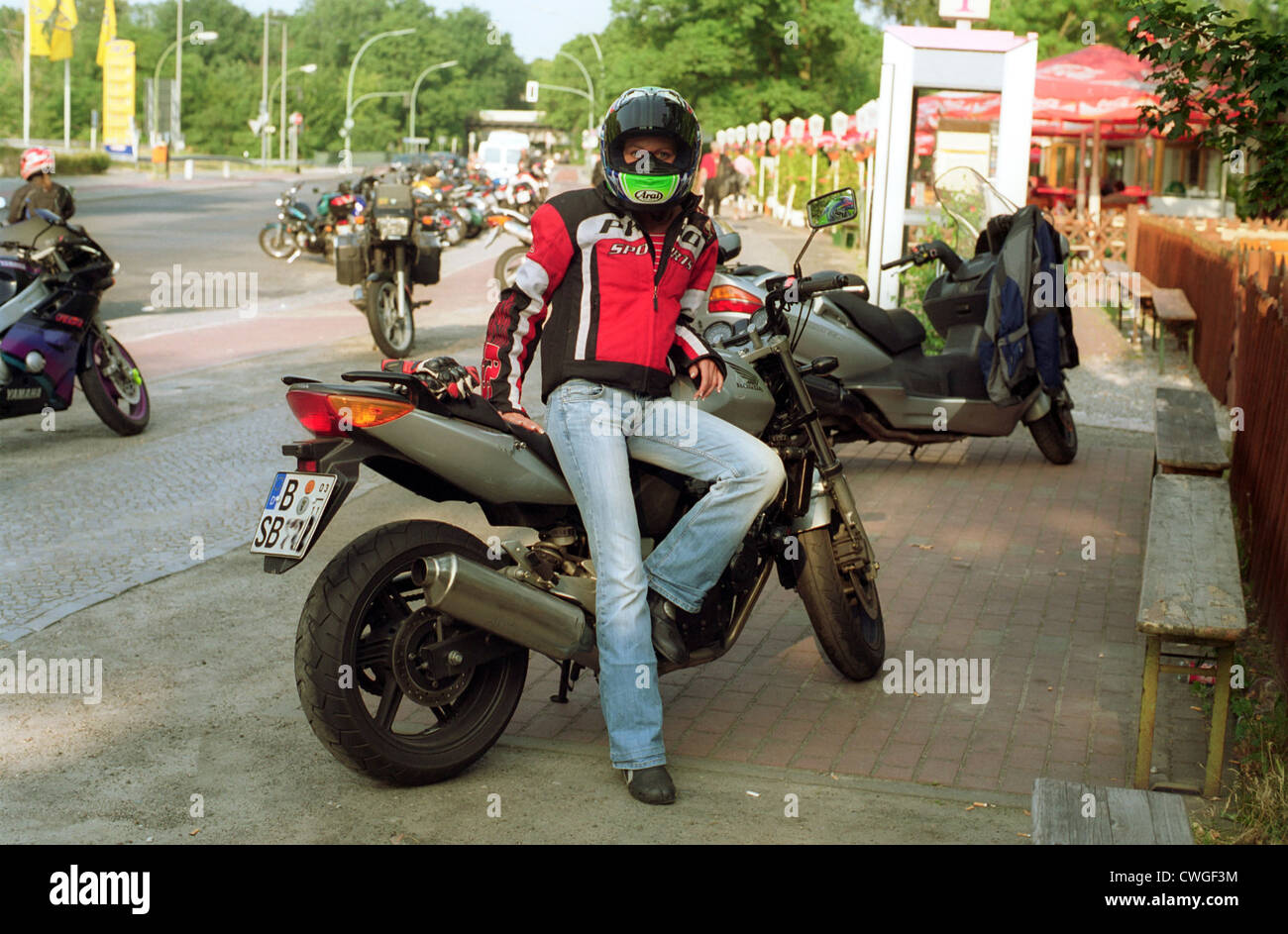 Berlino, giovane donna con moto Foto Stock