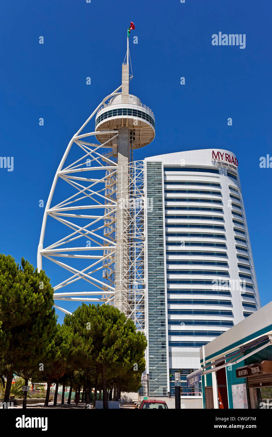 Torre Vasco da Gama e il lusso di una miriade di Hotel dalla Sana Hotels nel parco delle nazioni (Parque das Nações). Lisbona, Portogallo Foto Stock