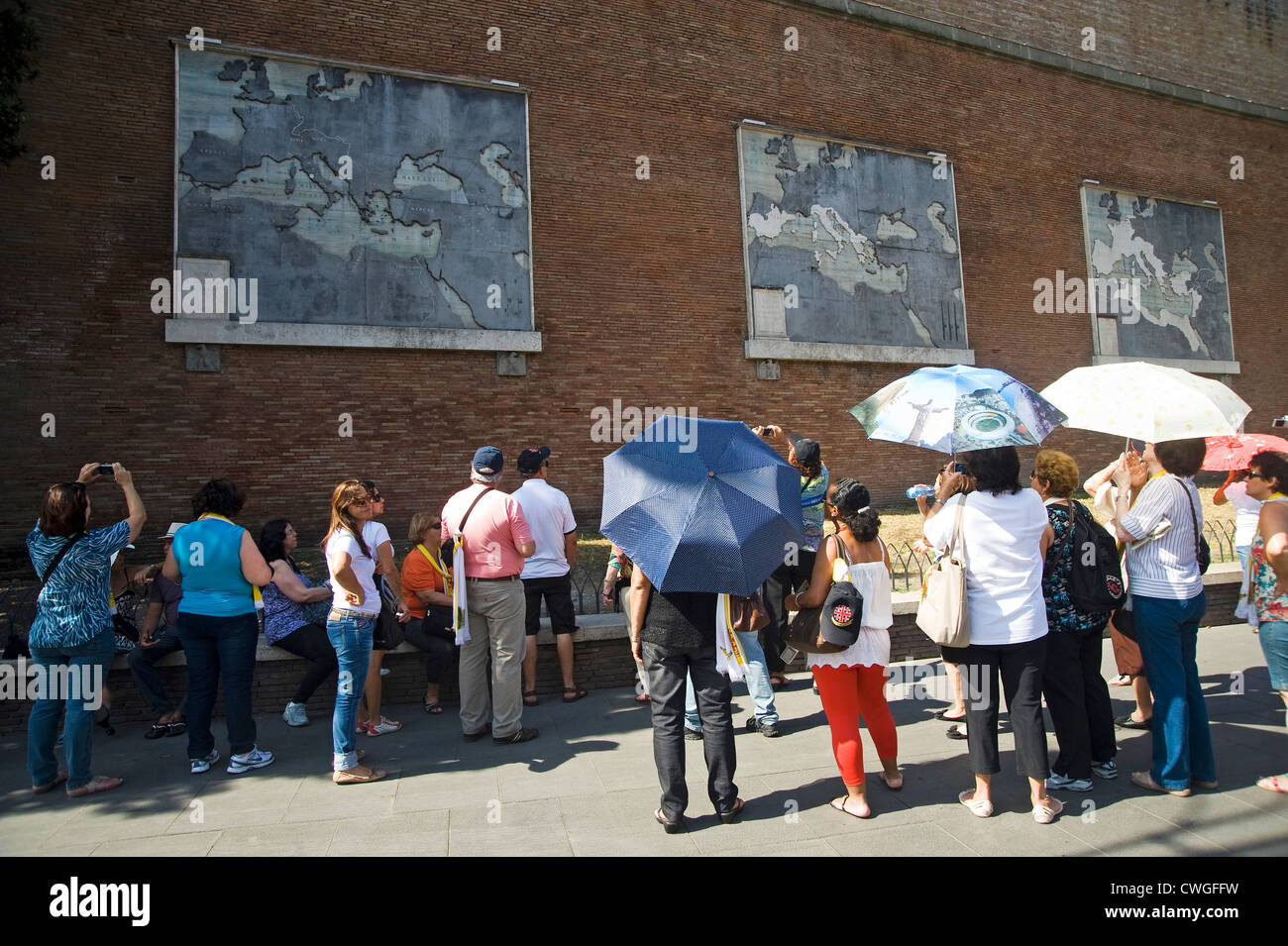Roma, Italia - Agosto 2012 - i turisti in cerca di mappe dell'impero romano. Foto Stock