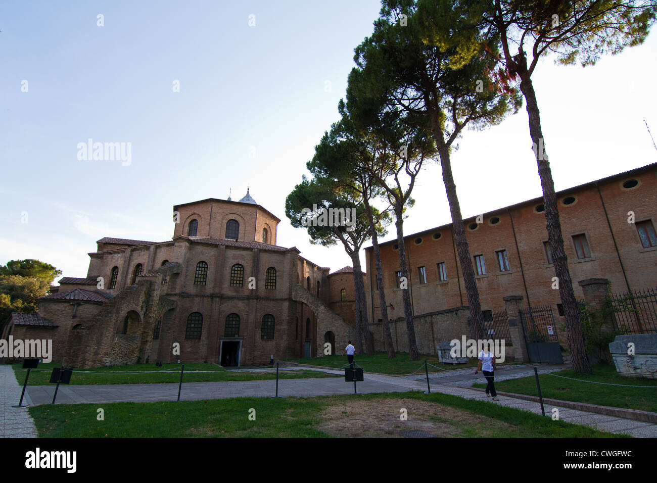 I turisti nel cortile della Basilica di San Vitale a Ravenna Italia Foto Stock