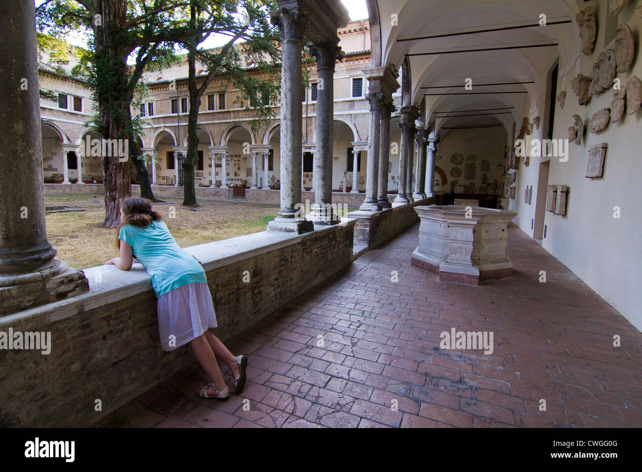 Ragazza giovane turista nel cortile della Basilica di San Vitale a Ravenna Italia Foto Stock