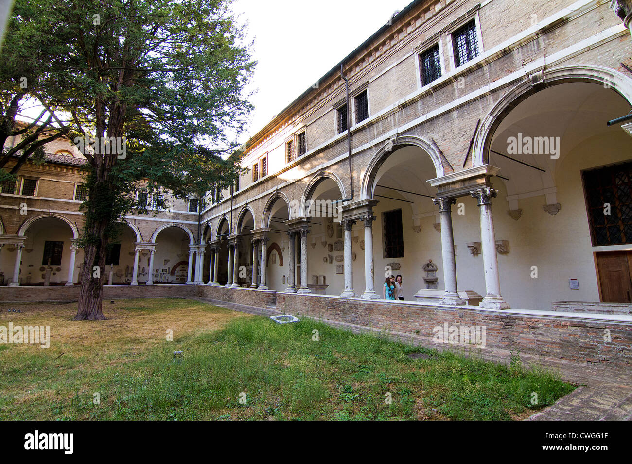 I turisti nel cortile della Basilica di San Vitale a Ravenna Italia Foto Stock