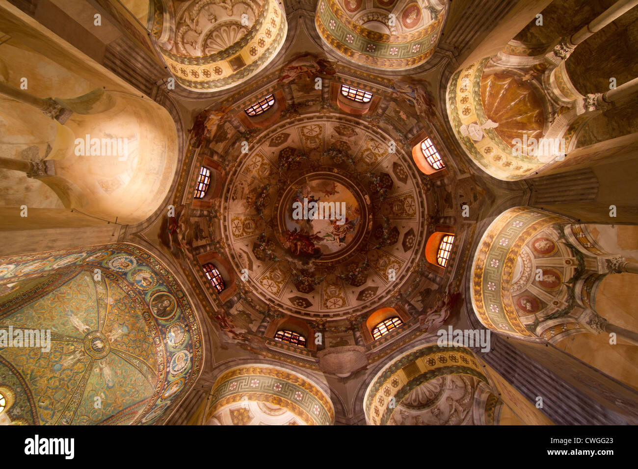 Soffitto a mosaico all'interno della Basilica bizantina di San Vitale di Ravenna in Italia Foto Stock