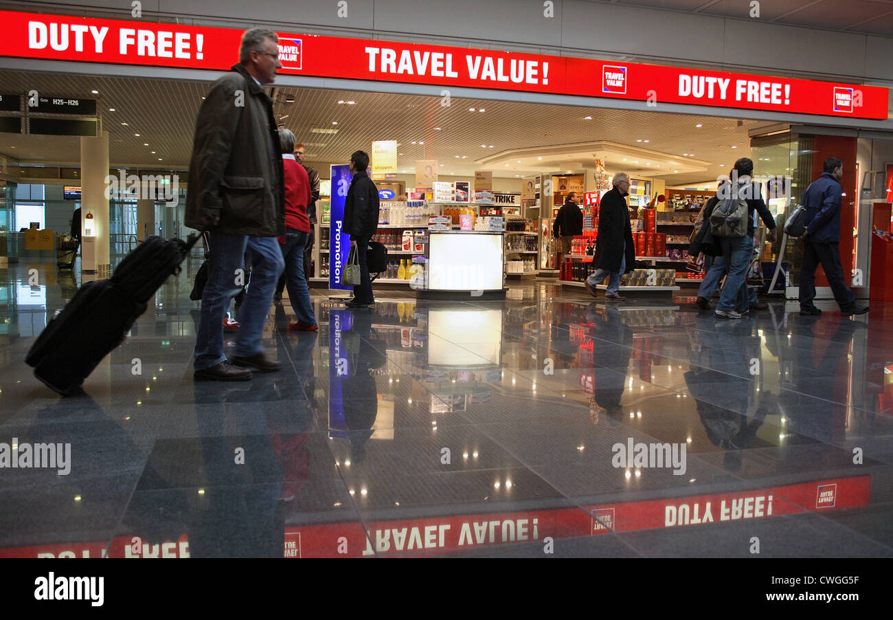 Monaco di Baviera, viaggiatori di fronte a un negozio duty free Flughafengebaeude Foto Stock