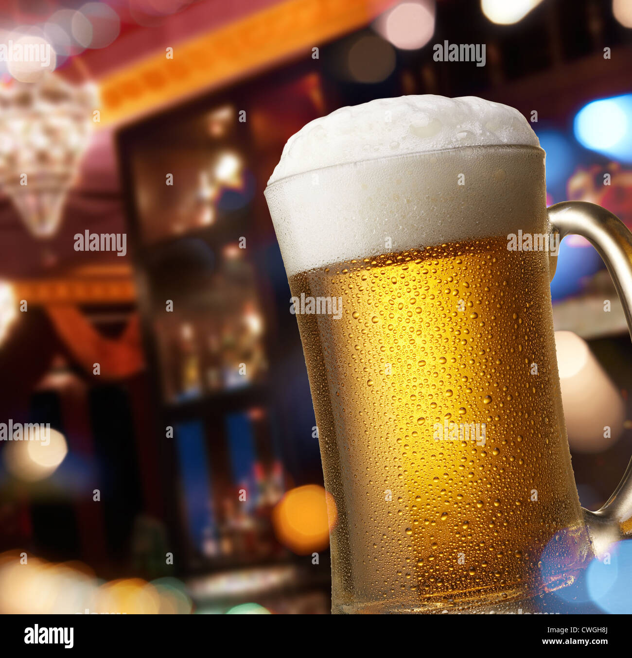 La birra sul bancone bar pub con sfondo interiore, vista attraverso il vetro con la riflessione di luci di strada Foto Stock