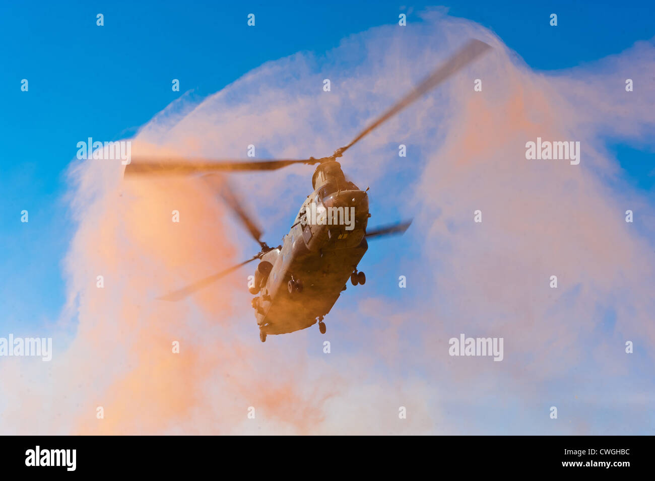 Un Royal Air Force CH-47 Chinook vola attraverso il fumo che si prepara a terra alla base di pattugliamento Jeker in Nahr-e Saraj distretto, provincia di Helmand, Settembre 13, 2011 in Afghanistan Foto Stock