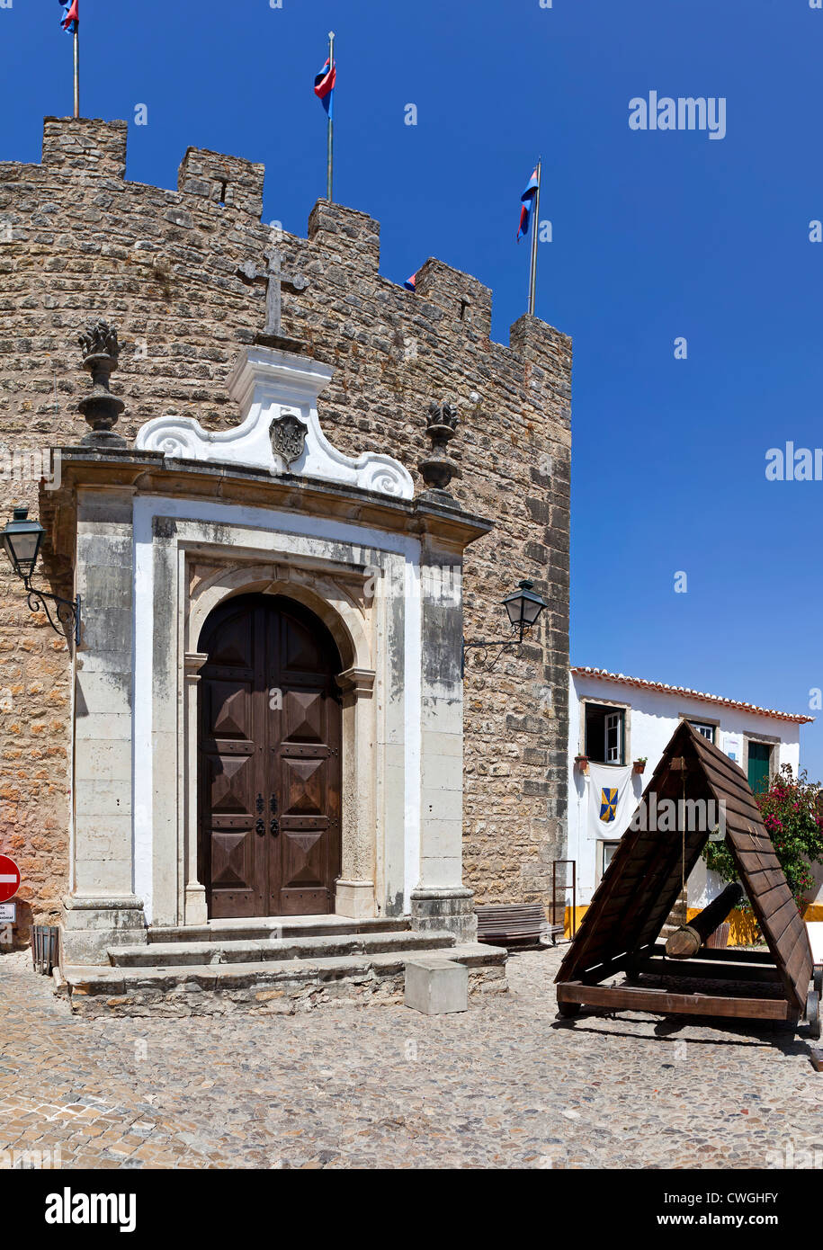 Town Gate di Obidos (Porta da Vila) e Ariete. L'ingresso principale della città e realizzato attraverso le mura del castello. Foto Stock