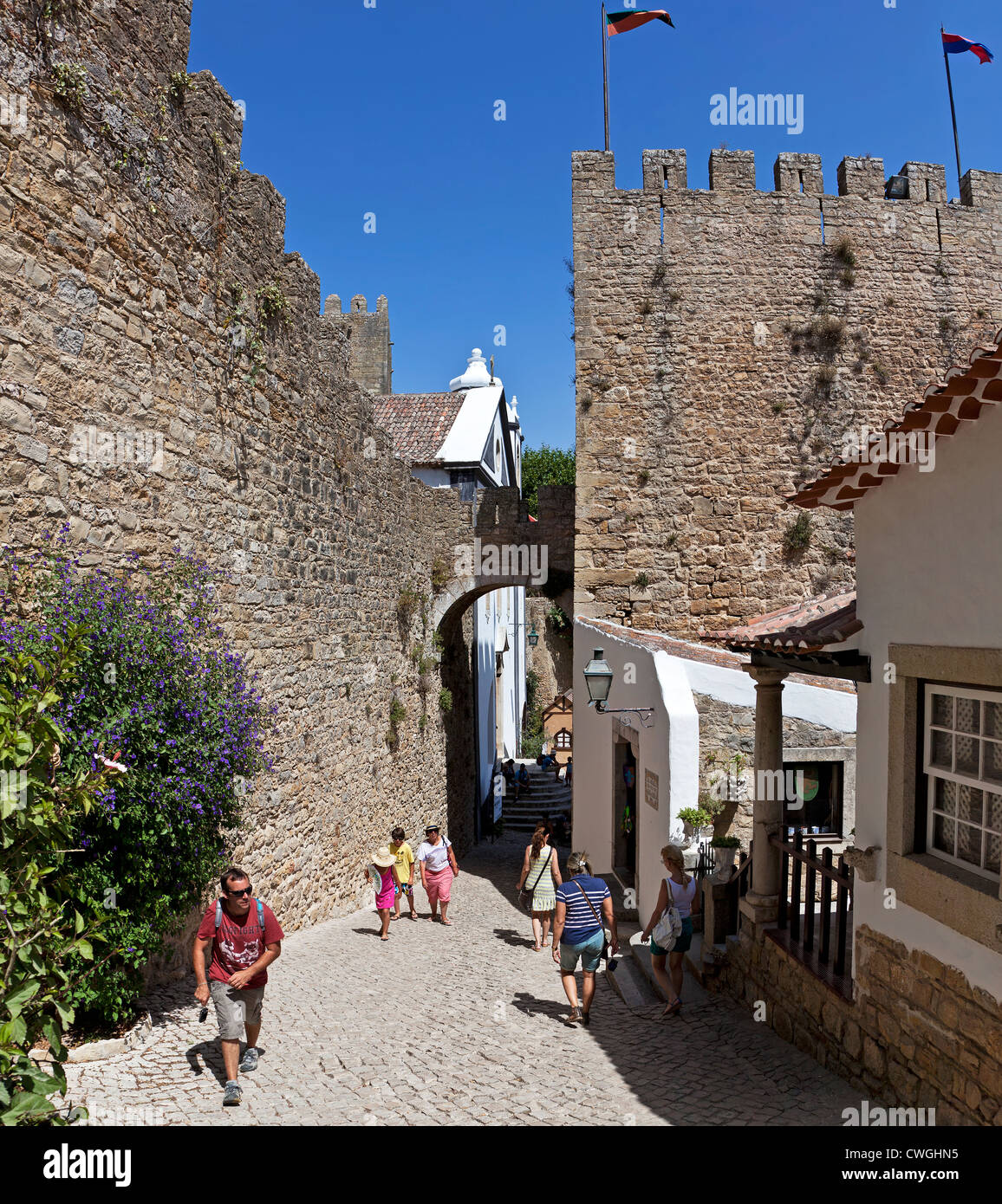 Albarrã Tower (Torre Albarrã), il castello di fortificazioni e tipica strada di Obidos, Portogallo. Foto Stock