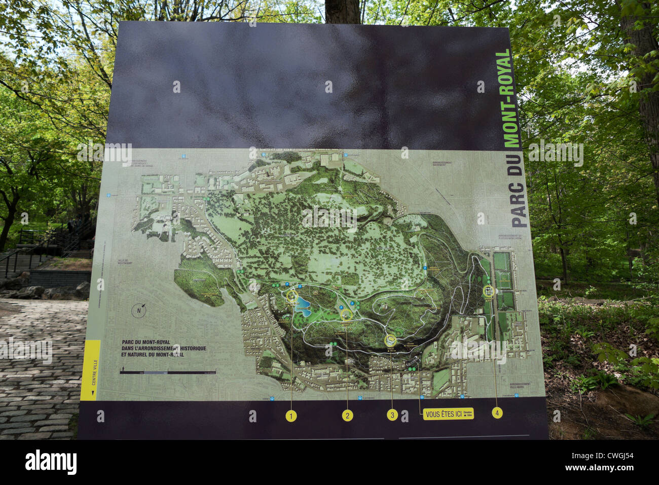 Un pannello di informazioni con una mappa del parco presso il Parc du Mont Royal a Montreal Québec Canada KATHY DEWITT Foto Stock