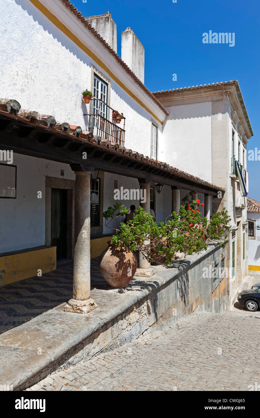 Il Telheiro. Un xv secolo veranda destinati a importanti figure che frequentano gli eventi pubblici in piazza. Óbidos, Portogallo. Foto Stock