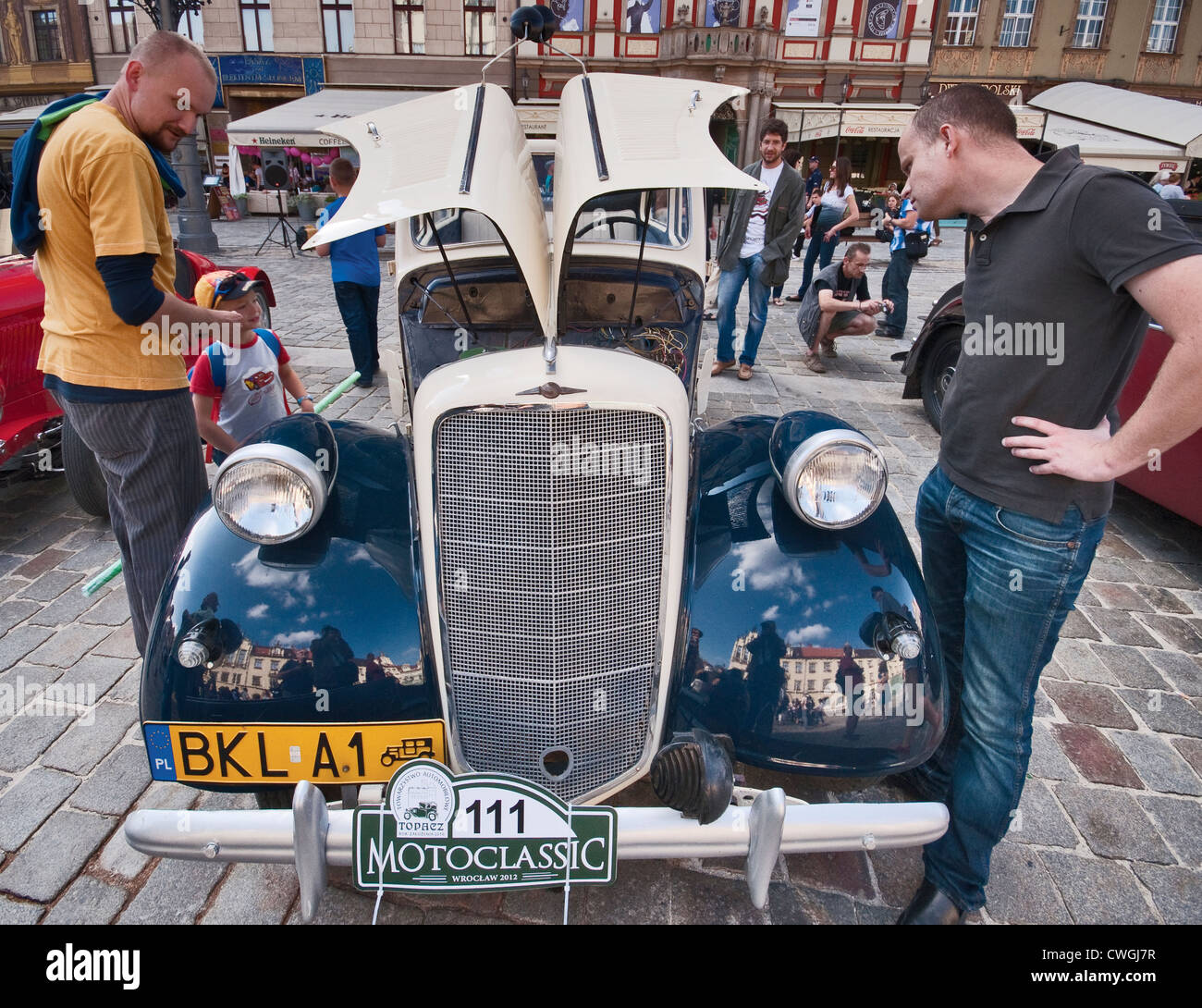 1934 Opel 2.0 L open-top berlina a Motoclassic car show al Rynek (Piazza del Mercato) a Wroclaw, Bassa Slesia, Polonia Foto Stock