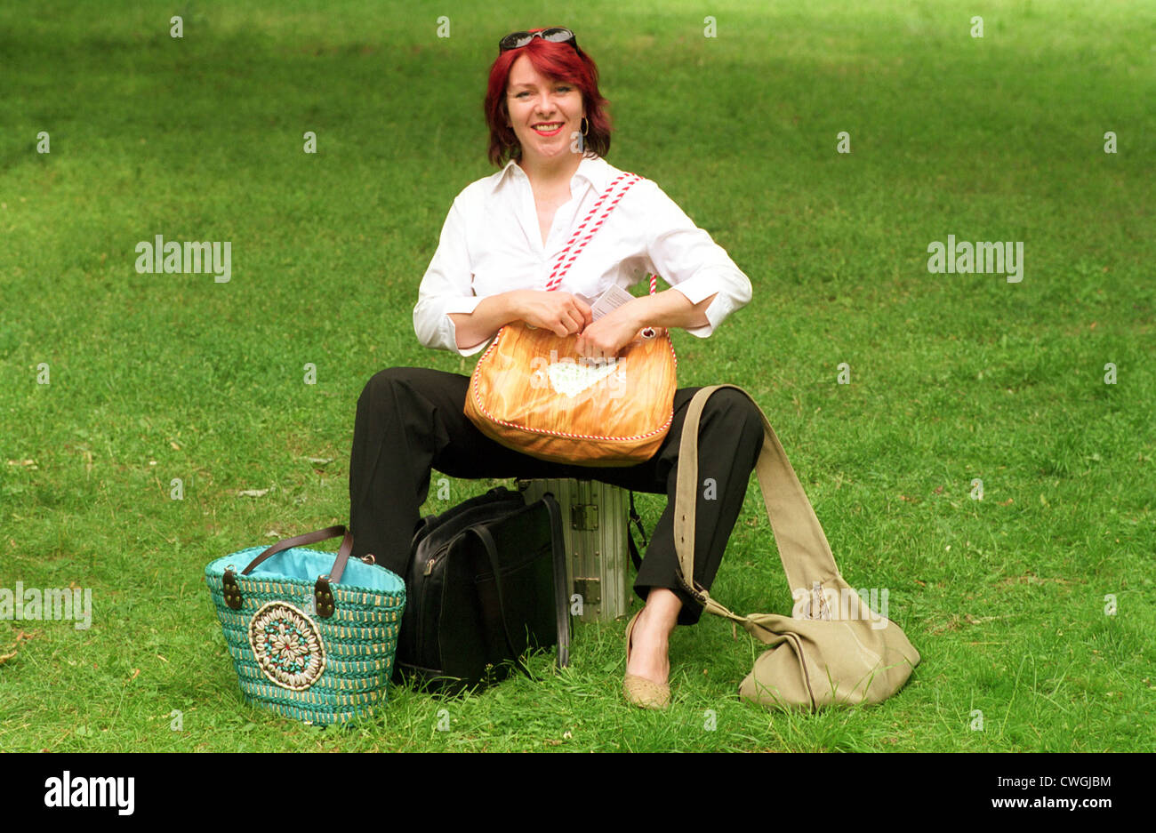 Donna di Berlino con molte borse Foto Stock
