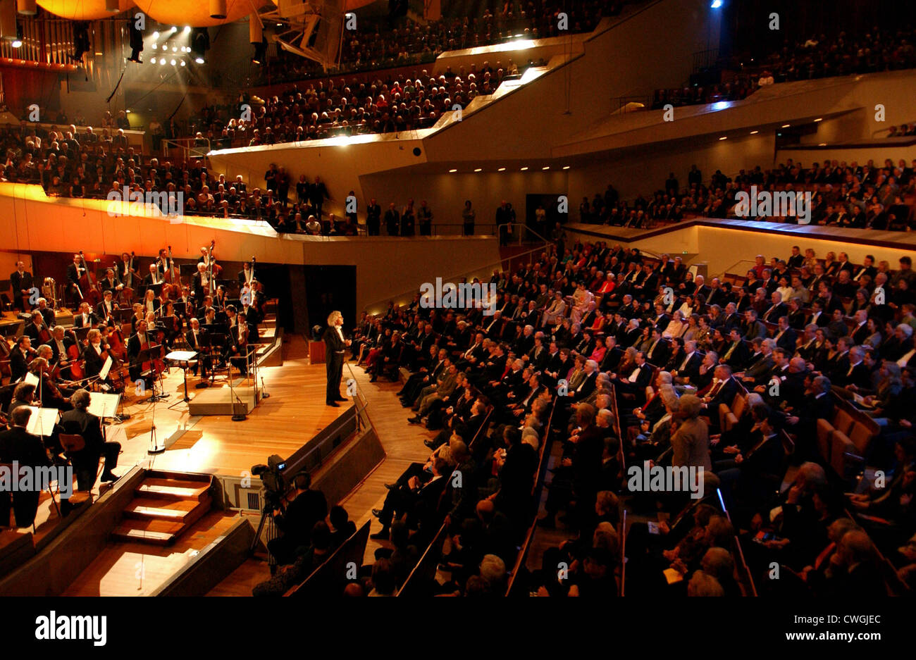 Sir Simon Rattle conduce la Filarmonica di Berlino Foto Stock