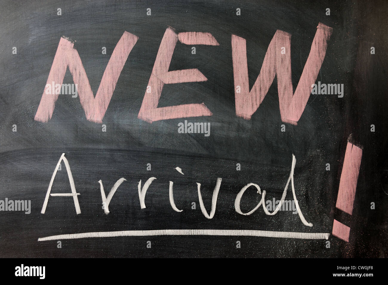 Nuovo arrivo parole scritte sulla lavagna Foto Stock