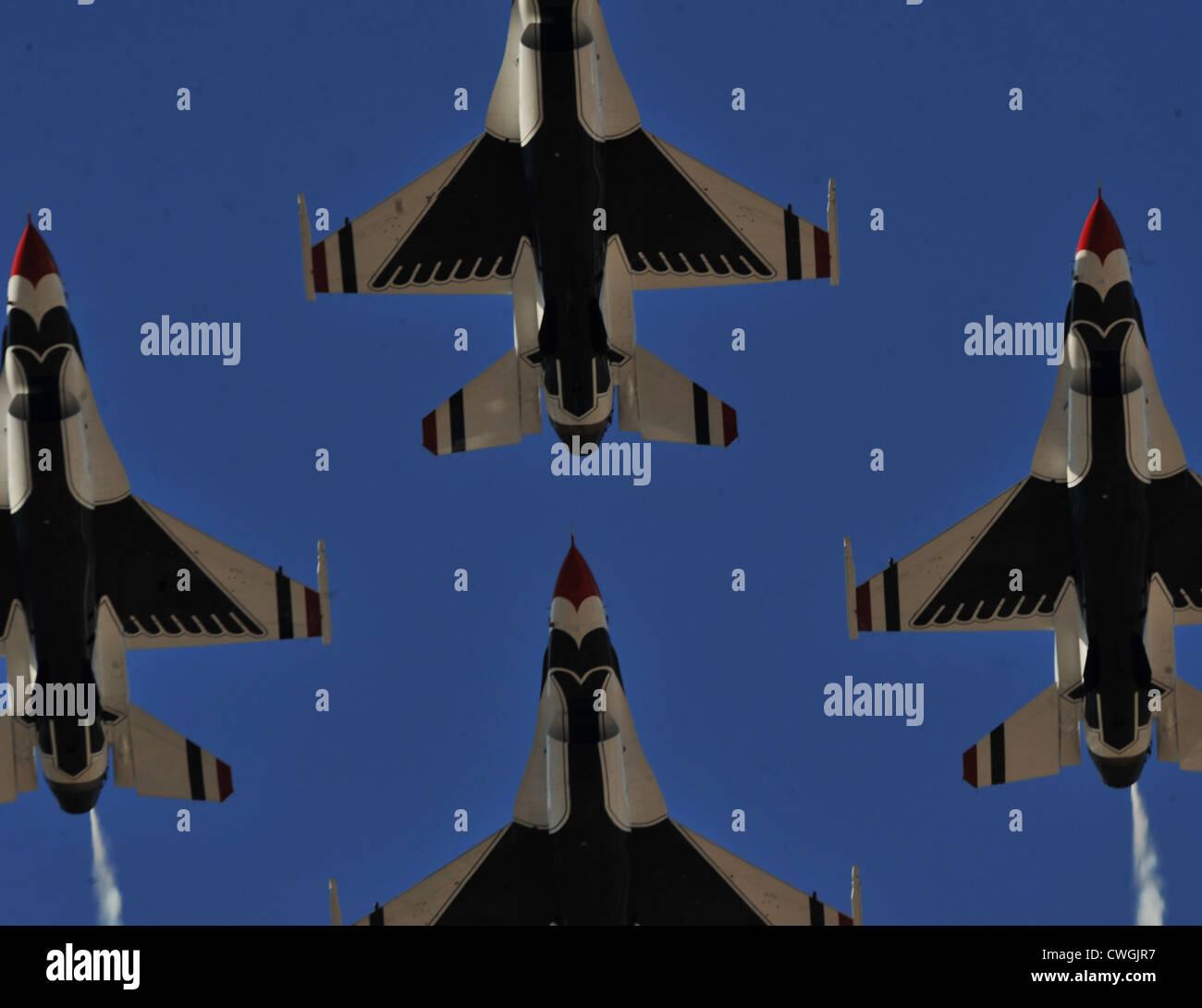 La US Air Force aria squadrone dimostrativo Thunderbirds volare la formazione del diamante durante il 2011 Aviation Nazione Open House 12 Novembre 2011 presso la Base Aerea Militare di Nellis Nev. Aviation nazione celebra 70 anni di airpower in Las Vegas e la Air Force di realizzazioni in aria, lo spazio e il cyberspazio. Foto Stock