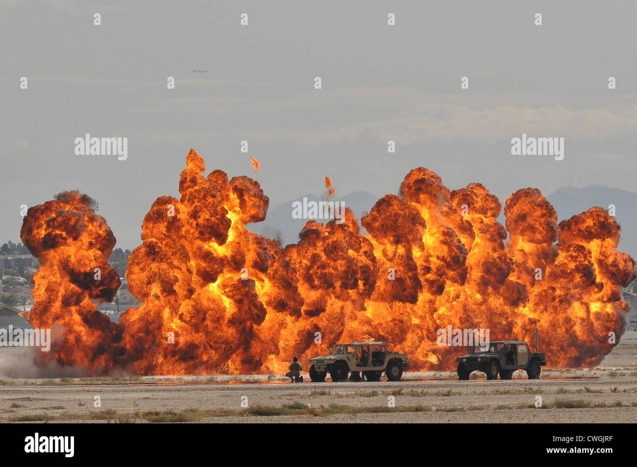 US Air Force para soldati di soccorso di rispondere a un attacco simulato durante il 2011 Aviation Nazione Open House 12 Novembre 2012 presso la Base Aerea Militare di Nellis Nev. Aviation nazione celebra 70 anni di airpower in Las Vegas e la Air Force di realizzazioni in aria, lo spazio e il cyberspazio. Foto Stock