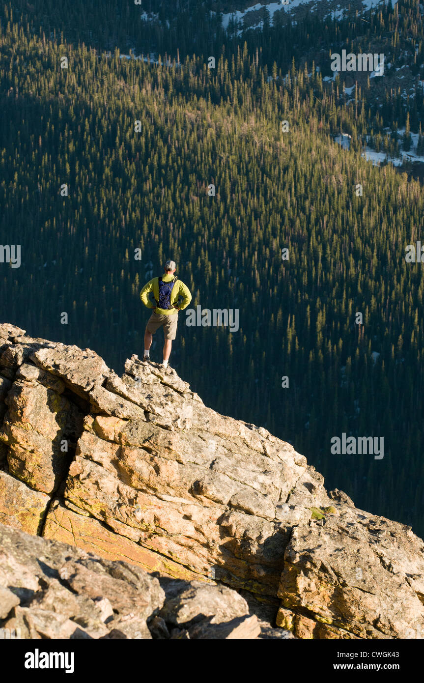 Un uomo che passeggia nei pressi di roccia tagliata sul Trail Ridge Road nel Parco Nazionale delle Montagne Rocciose, Estes Park, Colorado. Foto Stock