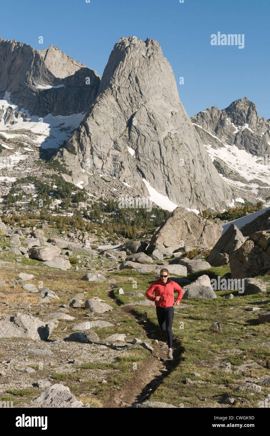 Una donna trail running nel Cirque di torri, Wind River Range, Pinedale, Wyoming. Foto Stock