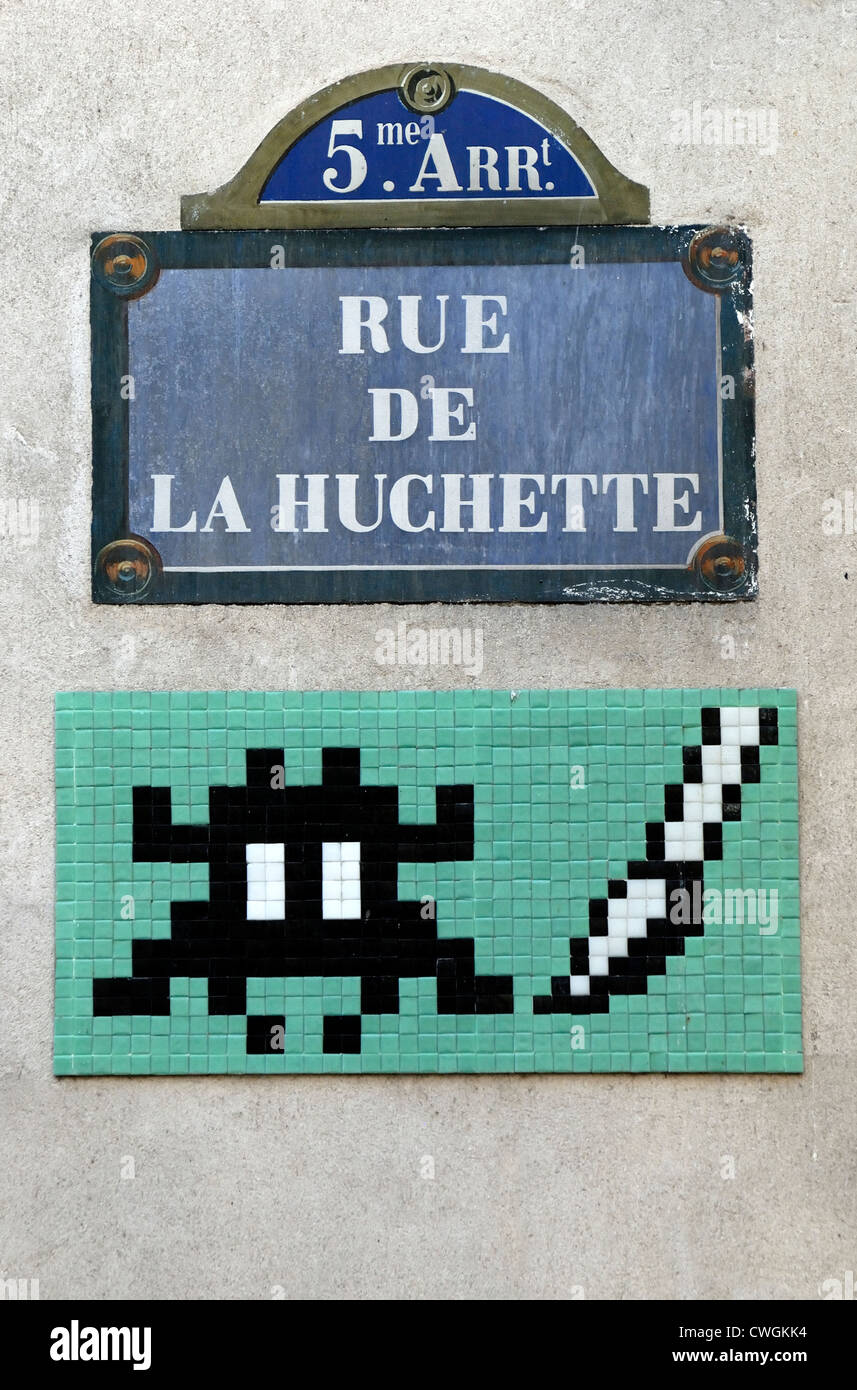 Parigi, Francia. Piastrella ceramica "Graffiti" sconosciuto artista di strada invasore spaziale, in Rue de la Huchette (Agosto 2012) Foto Stock
