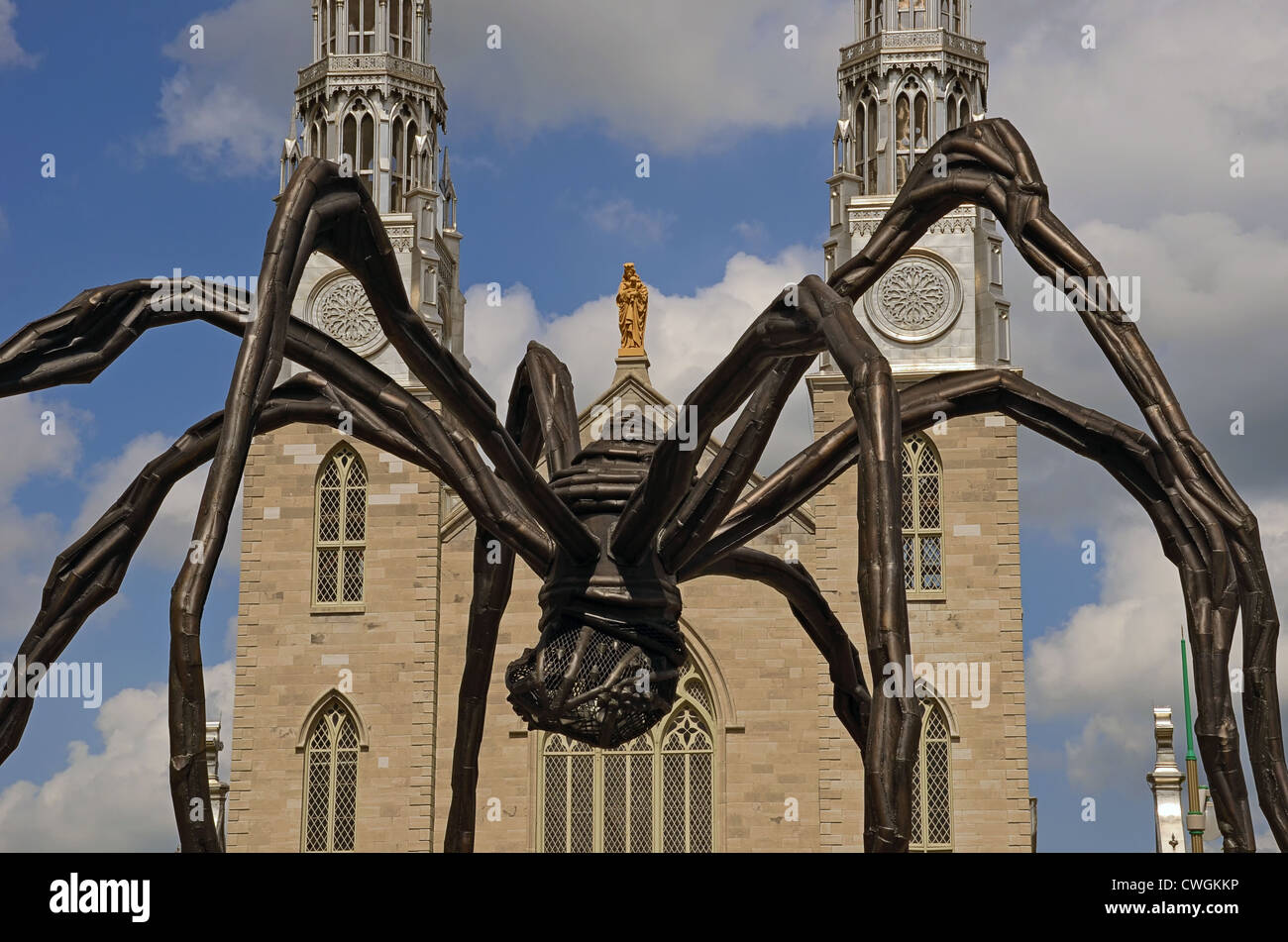 La scultura "aman' da Louise Bourgeois al di fuori della Galleria Nazionale del Canada in Ottawa, Ontario, Canada. Foto Stock