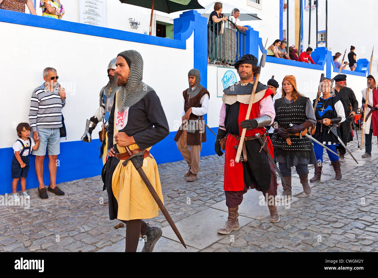 Guerrieri in una rievocazione storica di una Fiera medievale in Óbidos, Portogallo. Foto Stock