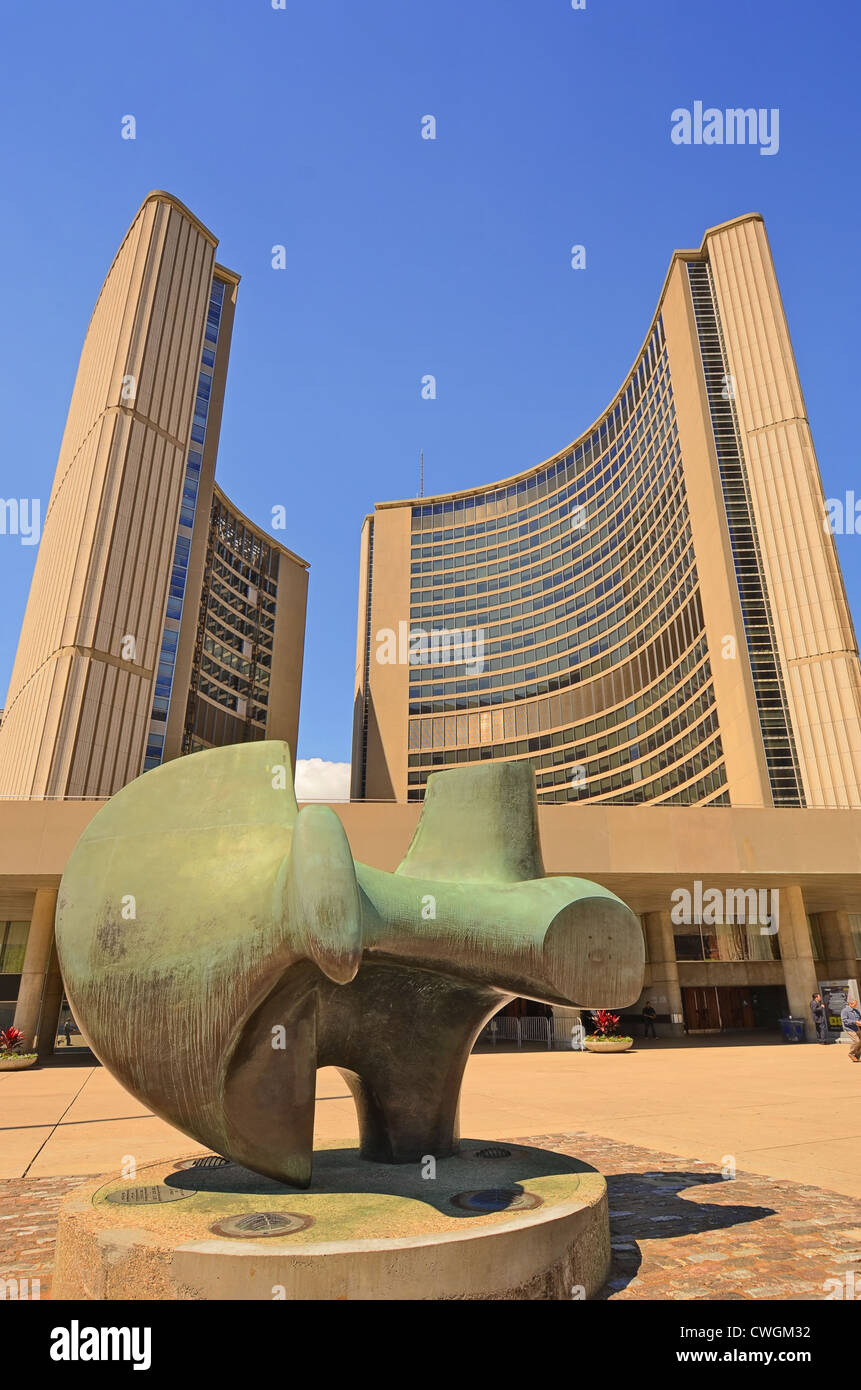 Scultura di scultore inglese Henry Moore situato di fronte al Municipio, Toronto, Nathan Phillips Square, Toronto, Canada Foto Stock