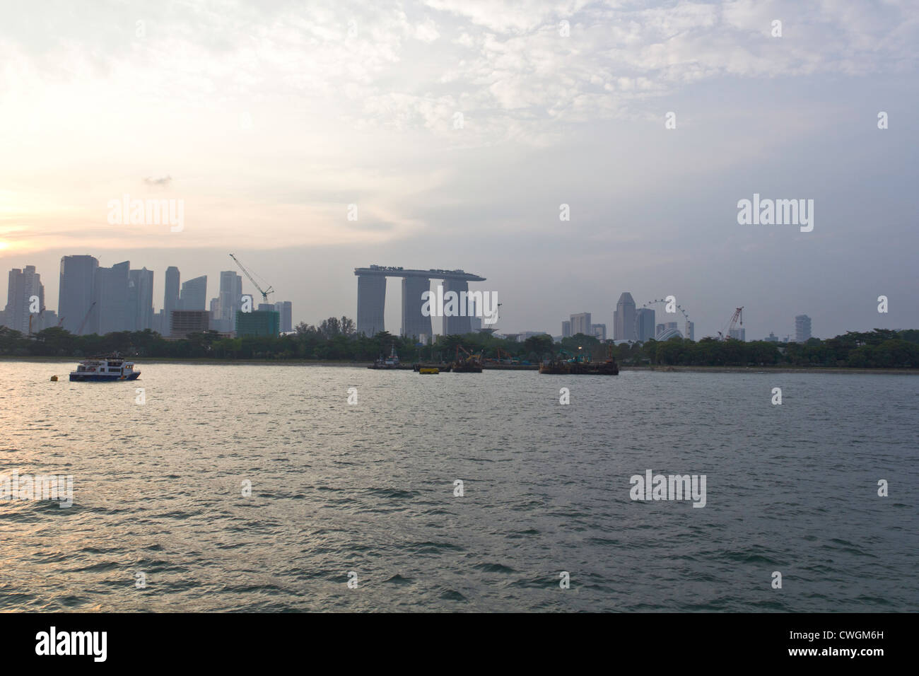 Il Marina Bay Sands e Flyer lungo con lo skyline di Singapore come si vede da una crociera del porto. Lo skyline di Singapore ha un ottimo aspetto. Foto Stock