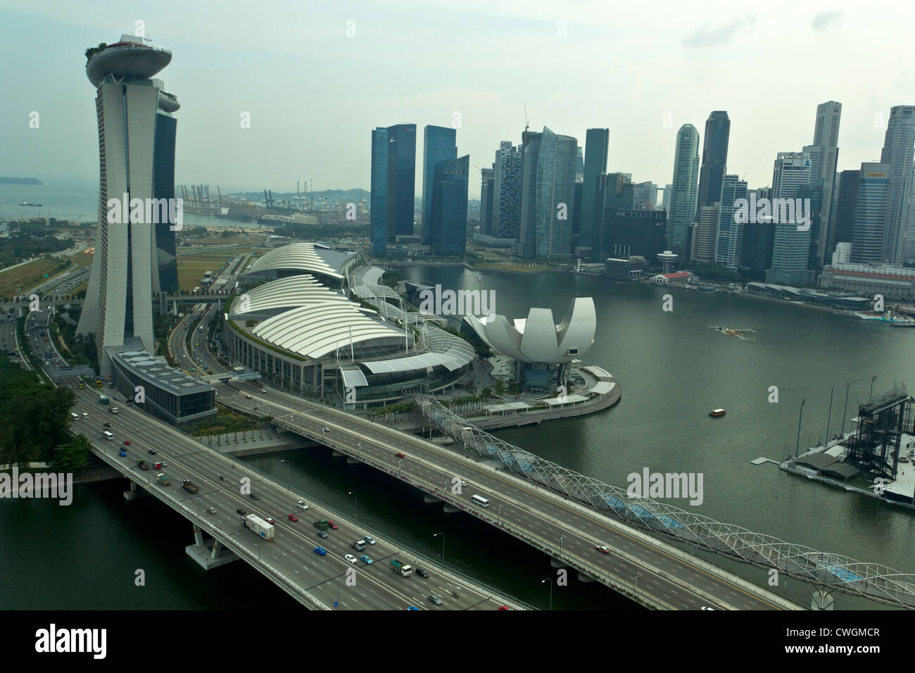 Vista di Marina Bay Sands e altri edifici dal Singapore Flyer. L'altezza del Flyer fornisce una grande vista aerea. Foto Stock