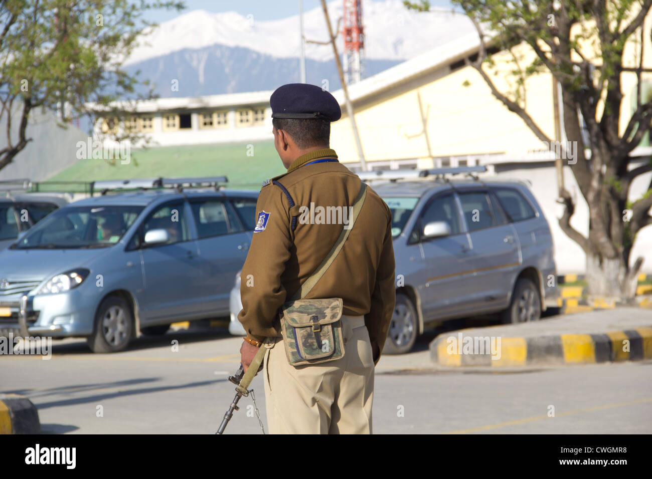 Il personale addetto alla sicurezza in guardia fuori Srinagar Aeroporto. Srinagar Airport è un alta posizione di sicurezza a causa del terrorismo la storia. Foto Stock