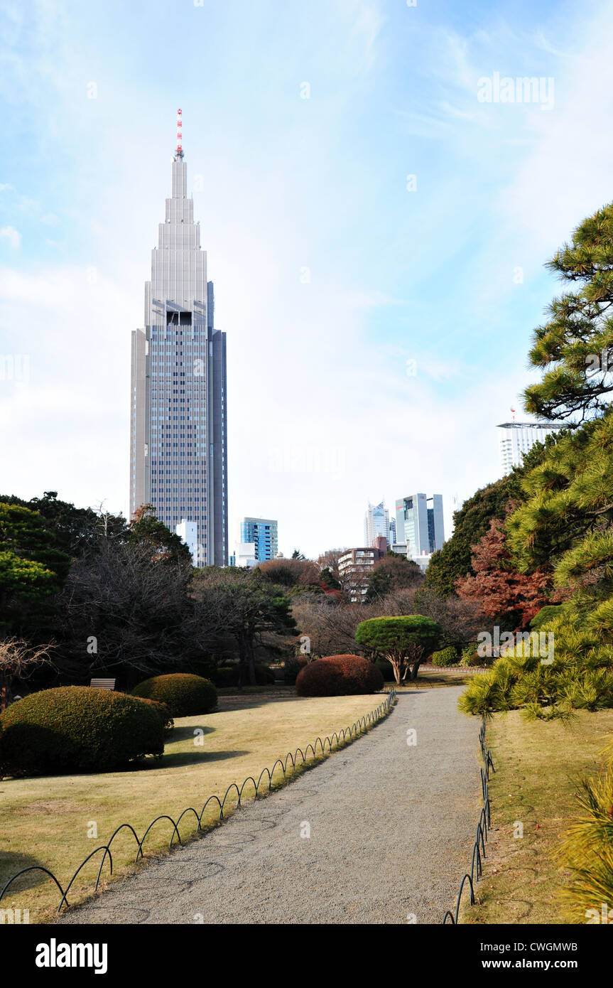 La moderna architettura di grattacieli nella capitale giapponese città visto dalla stazione di Shinjuku Gyoen National Garden Foto Stock