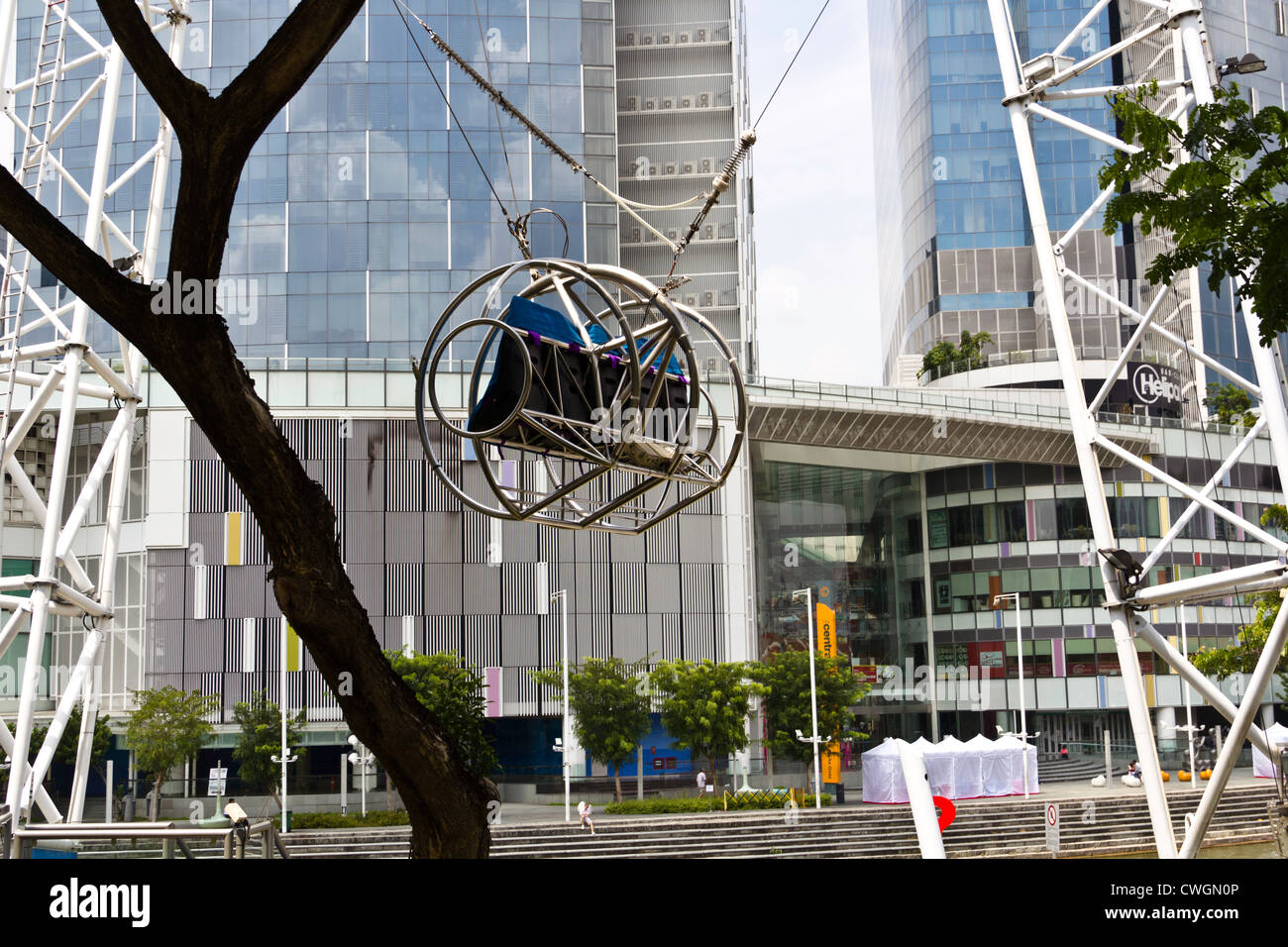 La sede del G-max Reverse Bungee al Clarke Quay a Singapore. Si tratta di una avventura estrema ride che distribuisce la notte. Foto Stock
