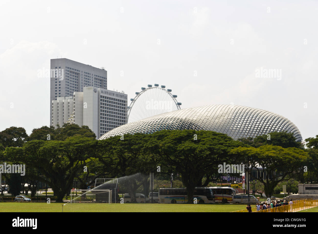 Vista di Singapore Flyer e il Mandarin Oriental hotel e l'edificio Esplanade di Singapore Foto Stock