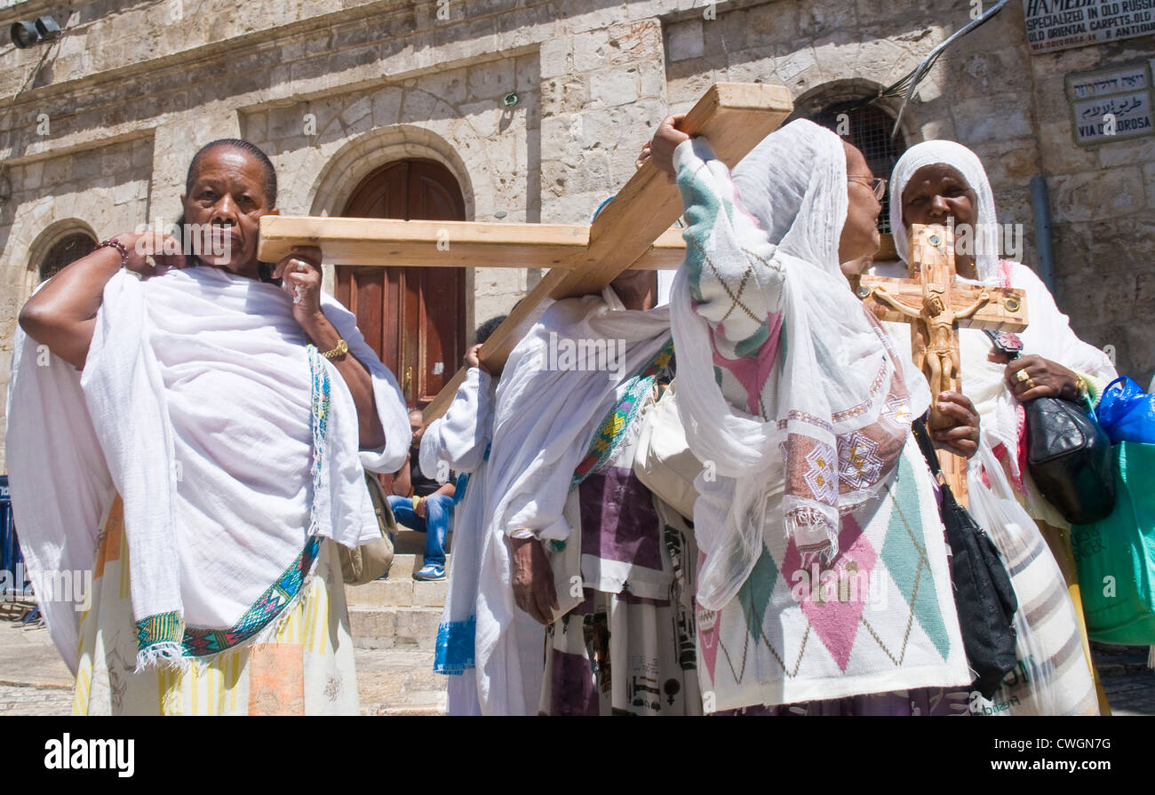 Cristiano etiope pellegrini portano in tutta lungo la Via Dolorosa in Gerusalemme , Israele Foto Stock