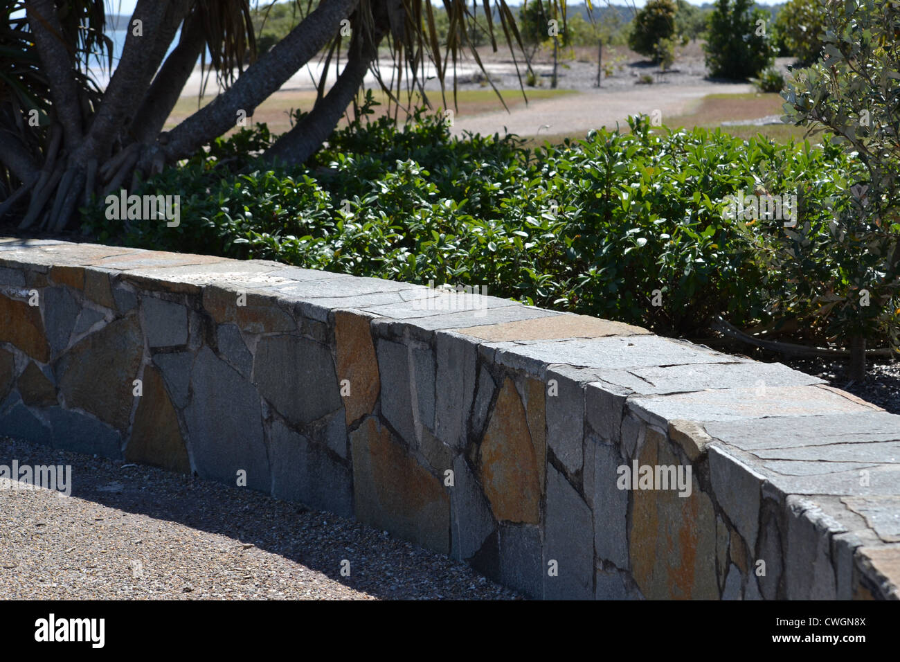 Pietra ricurva sede on the Waterfront Foto Stock