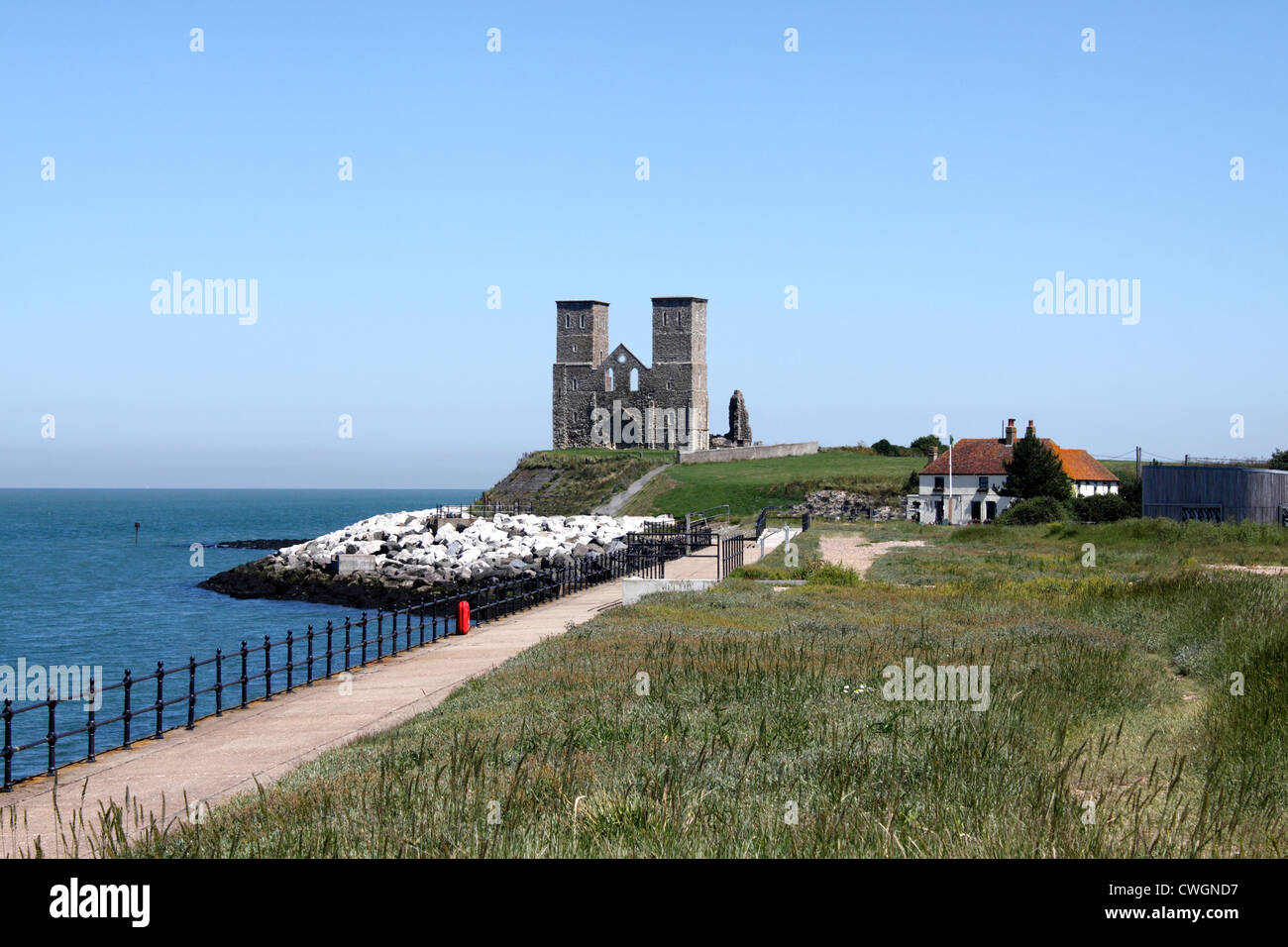 Chiesa di Santa Maria del XII secolo Twin Towers. RECULVER. KENT REGNO UNITO. Foto Stock