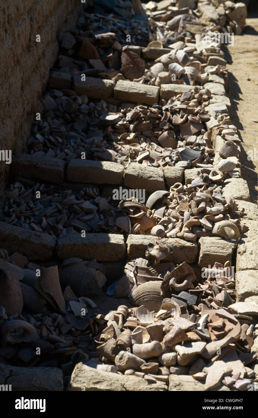 Luxor Egitto Ramesseum scavo archeologico - cocci rotti Foto Stock